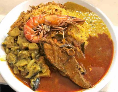 秋葉原のスリランカカレー「ニコニコ」でいなだと海老の「フィッシュカレー」