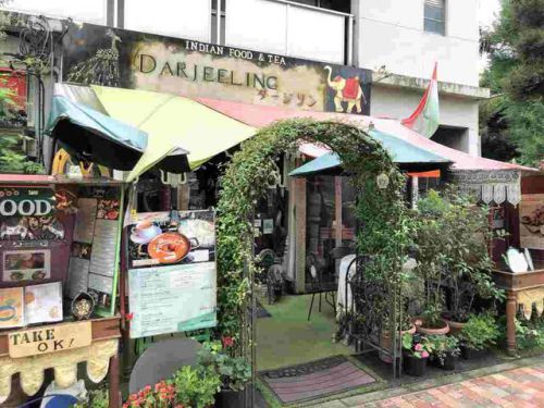 昭和レトロ感たっぷりの「インド料理ダージリン春日店」にランチ訪問(野菜たっぷりベジタブルカレー&チャパティ)