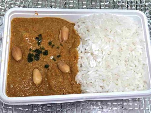 羽田空港で国際線用機内食弁当2「タイ料理マッサマンカレー」を買ってみた(※タイ米使用と大ぶりカットの具がうれしい)