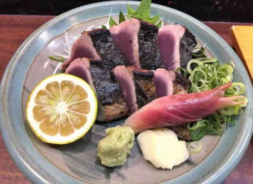 高知・四万十ぶしゅかん(酢ミカン)使用の「タイ風グリーンカレー」と現地厚切り「カツオのたたき」