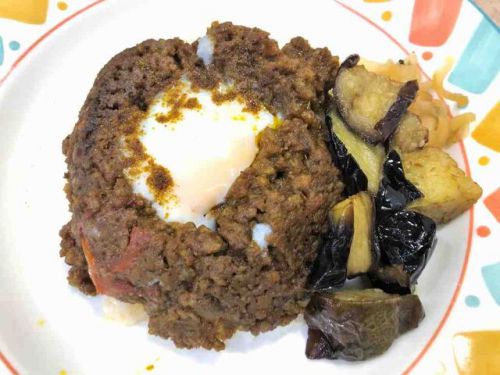 新宿駅西口「カレーハウス11イマサ」で牛豚鶏合挽き肉の「キーマカレー+揚げ茄子」(スパイシー!)