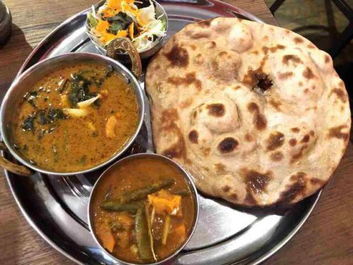 開店2周年の「インディアンレストラン アールティ和泉町店(秋葉原)」で日替わり「小松菜とチキンカレー」と「タンドリーロティ」