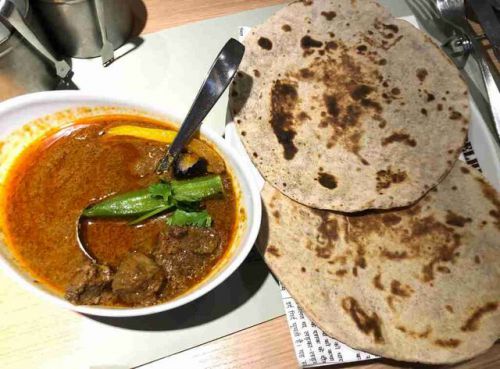 「デリー銀座店」でインド人シェフによる「ポークビンダルカレー」(チャパティ添え)