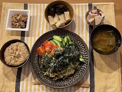 カレーは表にも出るし、影にも隠れる
