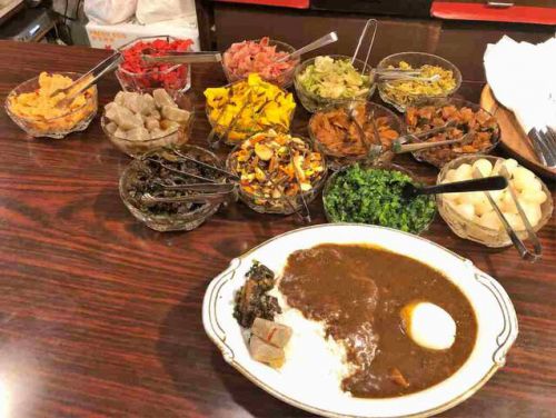 薬味が15種超~の王道カウンターカレーの店「インデラ」(神田)で「ハードカレー(辛口)」