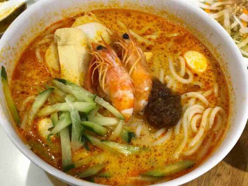 「シンガポール海南鶏飯 日本橋三井タワー店」でランチのココナッツミルクカレービーフン「ラクサ」セット