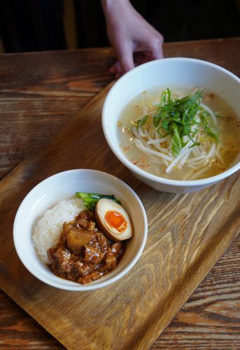 【杏仁荘】で週替わりランチ“塩らーめんと魯肉飯”。夜は【タマガワカリードットコム】で合い掛けカレー。