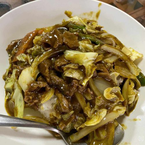 北中城村・移転した「Peter’s Place ジャスミン」でビーフカレー!?を食べてきた。