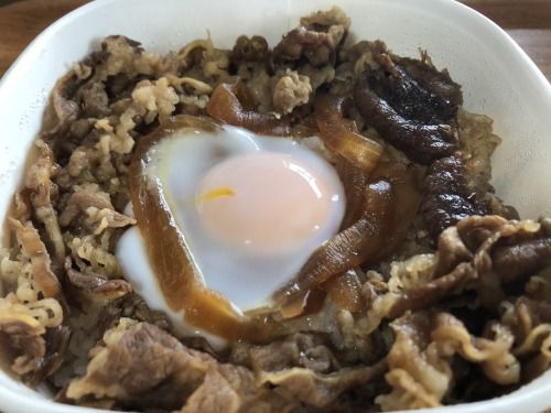 セブンの牛丼+カレーあいがけ大さじ2くらいの味変程度の存在感。
