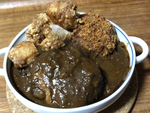 さて、これはどこのわんぱく盛りでしょう?セブンの揚げ鳥とメンチ、デミハンバーグとうちのカレー。オーバーカロリーDBカレー。