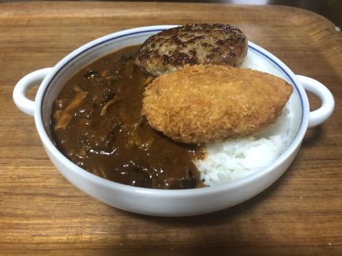 セブンの冷凍ハンバーグと冷凍メンチとうちのカレー。結構バカにできませんよ、この組み合わせ。間違いなくオーバーカロリー笑