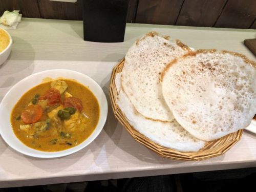 南インド料理「カレーリーブス」(十条)で「クリスマス スペシャルセット」(フィッシュモーレ&アッパム&チキンロースト)